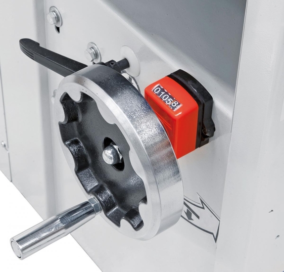 Die Einstellung der Dickentischhöhe erfolgt mittels digitaler Anzeige auf 1/10 mm genau.