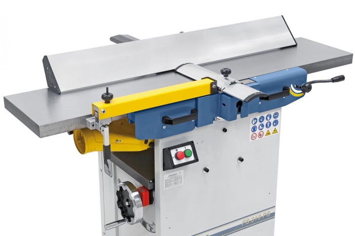 Durch die lange Auflagefläche erlaubt der aus Aluminium bestehende Abrichtanschlag eine Präzisionsbearbeitung von großen und schweren Werkstücken.