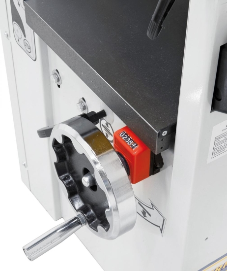 Die Einstellung der Dickentischhöhe erfolgt mittels digitaler Anzeige auf 1/10 mm genau.