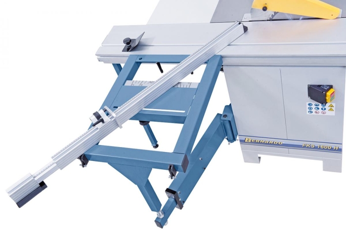 Der stufenlos schwenkbare (2x 45°) Teleskopanschlag kann wahlweise vorne oder hinten am Besäumrahmen montiert werden.