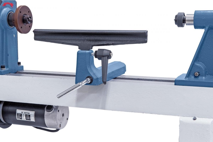 Serienmäßig mit Handauflage 150 mm bzw. 300 mm.