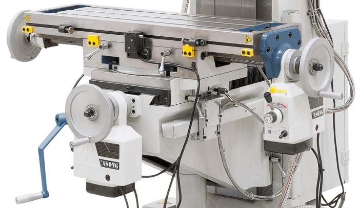 Serienmäßig mit automatischem Frästischvorschub in der x- und y-Achse.