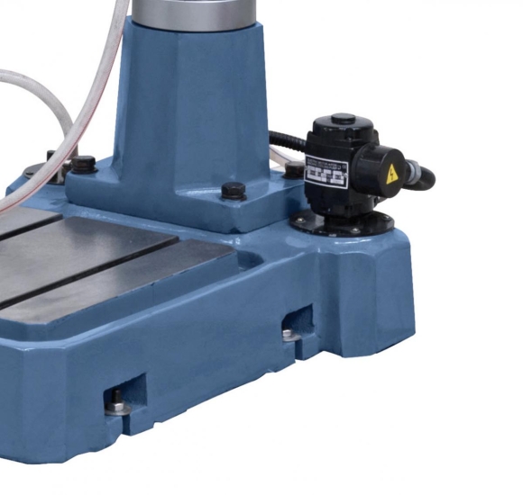 Präzise bearbeiteter Maschinenfuß, serienmäßig mit integrierter Kühlmittelpumpe.