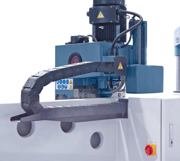 Gegengewicht für die Pinole und Energie-führungskette an der Rückseite des Bohrkopfes.