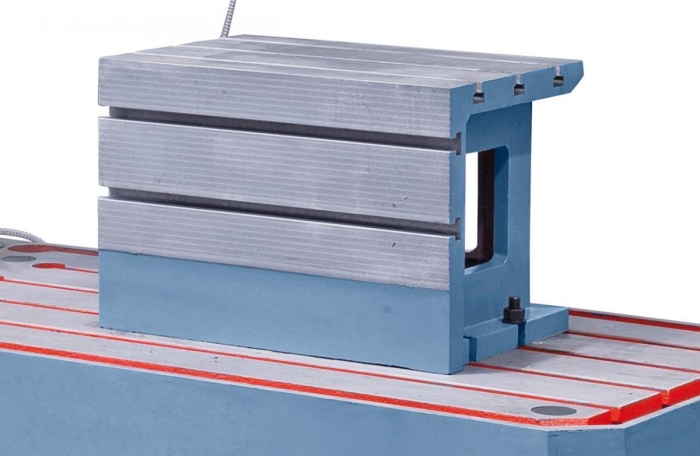 Präzisionsgeschliffener Würfeltisch mit 5 T-Nuten, serienmäßig im Lieferumfang enthalten.