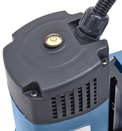 Exaktes Ausrichten der Maschine am Werkstück durch die serienmäßige Doselibelle.