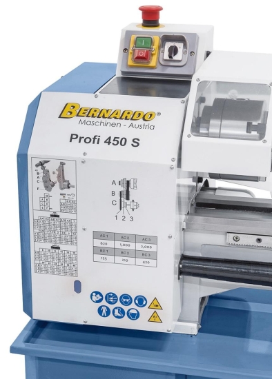 Alle Bedienelemente sowie sämtliche Tabellen übersichtlich am Spindelkopf angebracht.