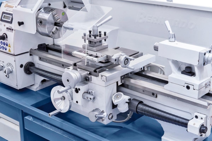 Leichtgängiger Schlitten mit Obersupport und Vierfachstahlhalter, Handräder mit einstellbarer metrischer Feinskalierung