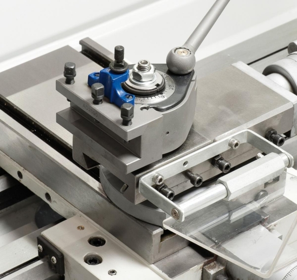 Zum rationellen Arbeiten kann die Maschine mit einem Schnellwechselstahlhalter ausgerüstet werden