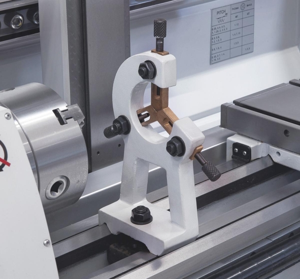 Feststehende Lünette mit Bronzeführung zum Stabilisieren von langen Werkstücken.