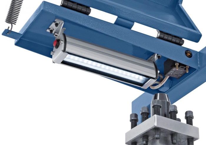 Integrierte LED-Maschinenlampe im Stahlhalterschutz für optimale Beleuchtung beim Arbeiten.