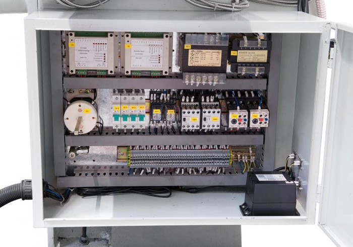 Hochwertige Elektrokomponenten sorgen für einen zuverlässigen Lauf der Maschine.