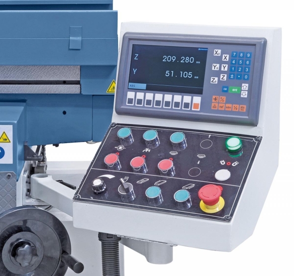 Übersichtliche Anordnung der Schaltelemente am schwenkbaren Bedienpult.