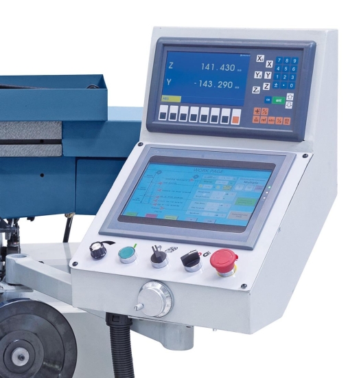 Steuerung mit Touch-Bedienung und elektronisches Handrad.