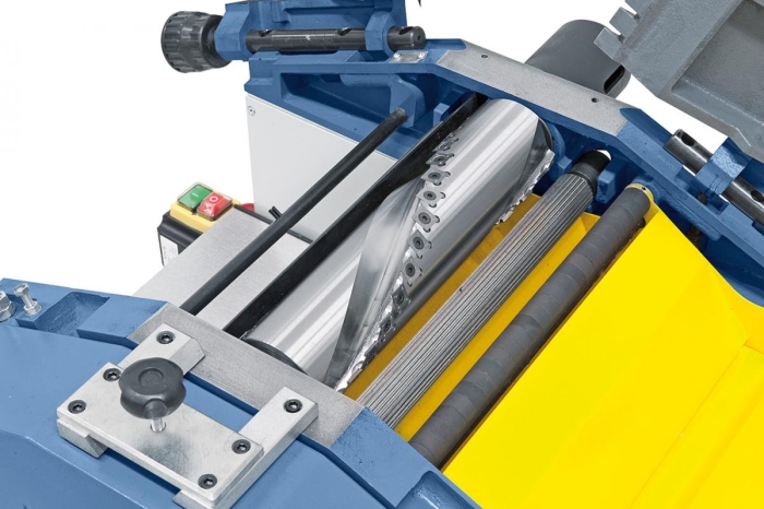 Das Hobelwerk besteht aus einer dynamisch ausgewuchteten Spiralmesser-Hobelwelle, einer Ein- und Auszugswalze, sowie massiven Rückschlagsicherungen.