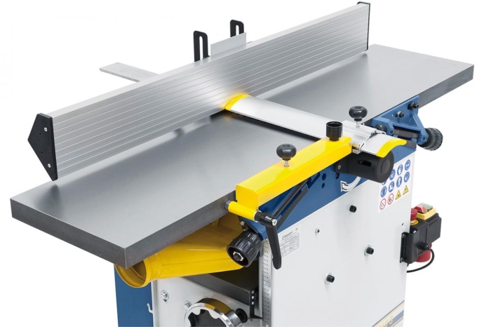 Der lange Abrichtanschlag gewährleistet durch seine große Auflagefläche eine präzise Bearbeitung von größeren Werkstücken.