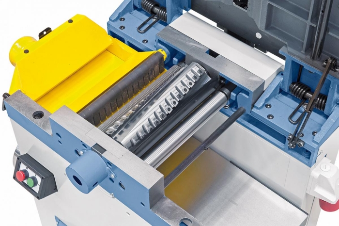 Das Hobelwerk besteht aus einer dynamisch ausgewuchteten Spiralhobel-Messerwelle, einer Ein- und Auszugswalze, sowie massiven Rückschlag-sicherungen.