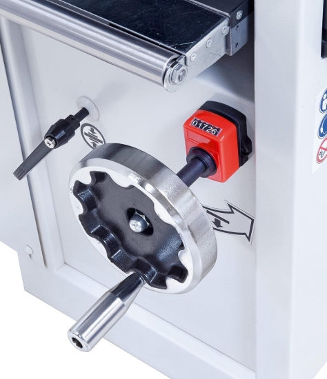 Die Einstellung der Dickentischhöhe erfolgt mittels digitaler Anzeige auf 1/10 mm genau.