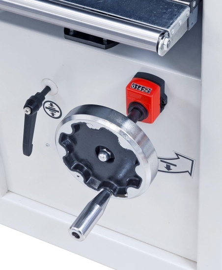 Die Einstellung der Dickentischhöhe erfolgt mittels digitaler Anzeige auf 1/10 mm genau.