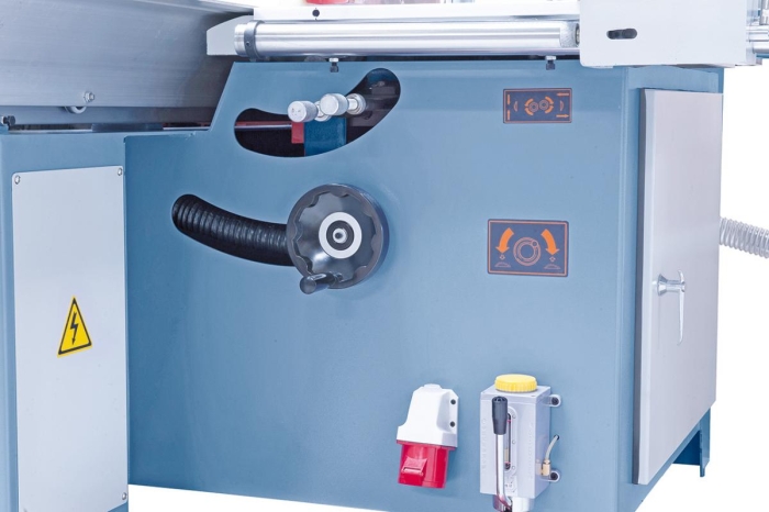 Bedienerfreundliche Höhen- und Seiteneinstellung des Vorritzers.