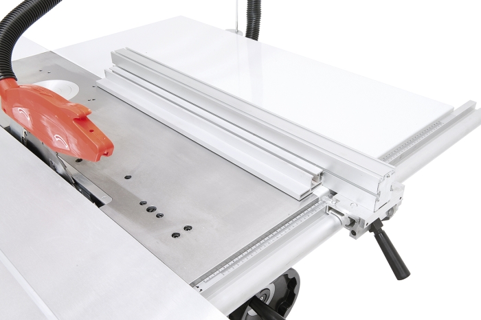 Parallelanschlag mit Schnell- und Feineinstellung für Schnittbreiten bis 700 mm.