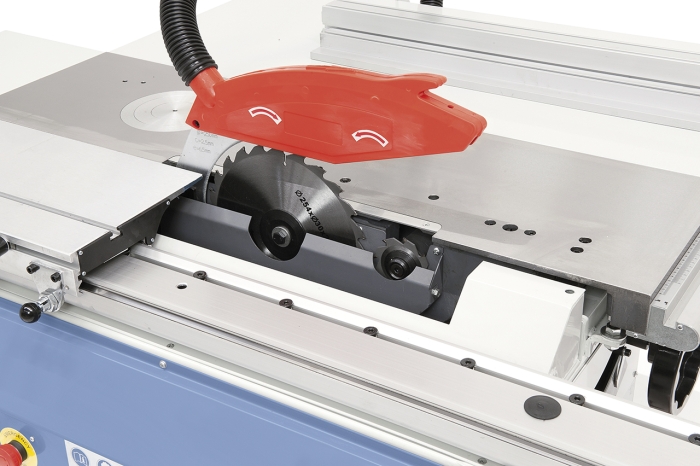Der Sägeblattschutz mit integriertem Absaugstutzen ist am Spaltkeil befestigt. Serienmäßig mit Vorritzaggregat ausgestattet.