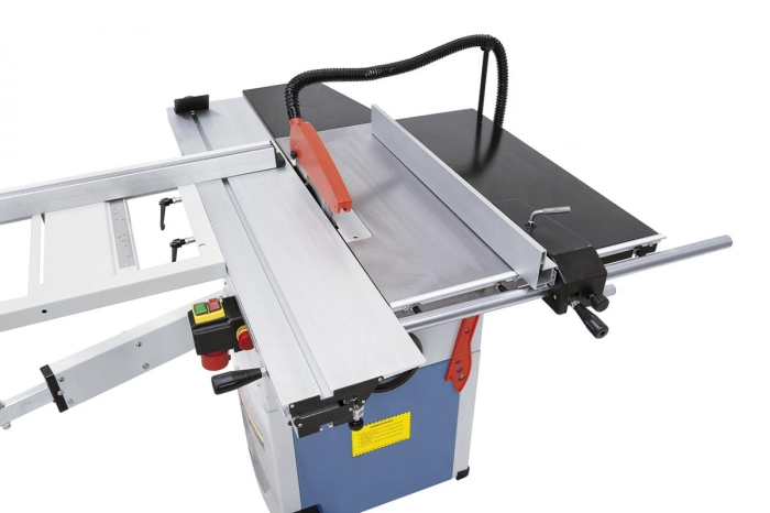 Großdimensionierter Arbeitstisch und serienmäßige Tischverbreiterung für Schnittbreiten bis 610 mm.