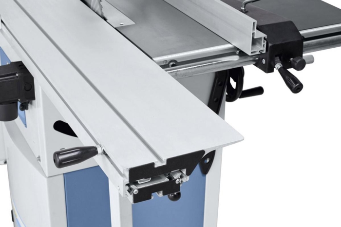 Hoher Bedienkomfort durch den serienmäßigen Formattisch aus eloxiertem Aluminium.