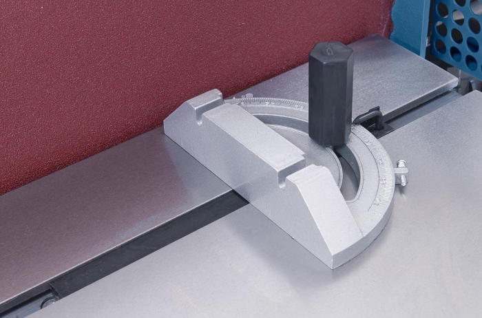 Serienmäßig mit Gehrungsanschlag und Gradskala für genauen Winkelschliff.