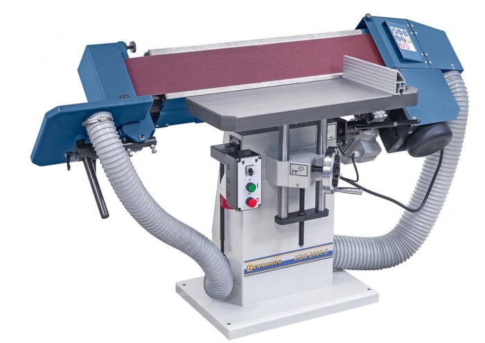 Durch das bis 45° schrägstellbare Schleifaggregat und der starren, waagrechten Position des Arbeitstisches wird das Bearbeiten von schweren Werkstücken wesentlich erleichtert.