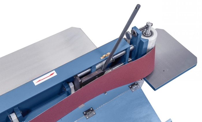 Bedienerfreundliches Wechseln des Schleifbandes durch Schnellspanneinrichtung.