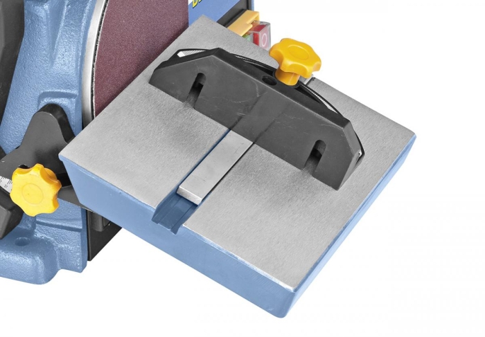 Schwenkbarer Tellerschleiftisch (0° bis 45°) mit Gehrungsanschlag.