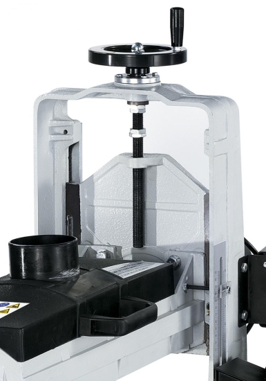 Stabiles Führungssystem, Höhenverstellung mittels Handrad.