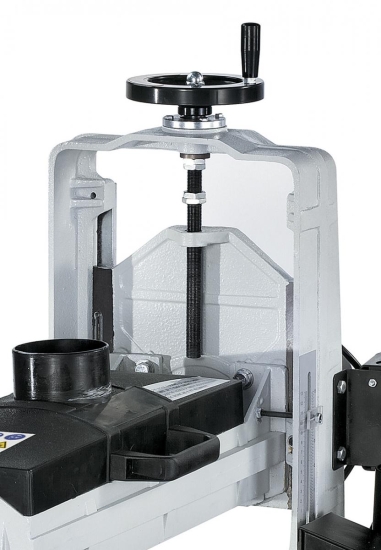 Stabiles Führungssystem, Höhenverstellung mittels Handrad.