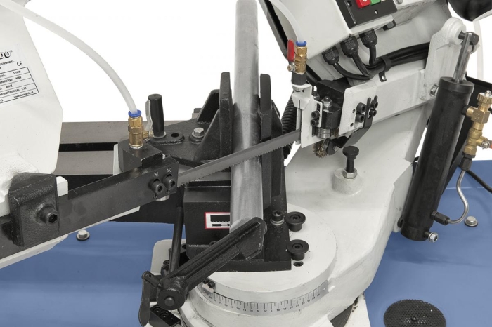 Schwenkbarer Sägebügel zum Gehrungsschneiden von -45° bis 45° verstellbar.