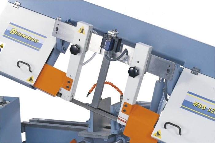 Die massive, beidseitig auf das Werkstück einstellbare Sägebandführung mit Kugellager sorgt für optimale Schnittergebnisse. 