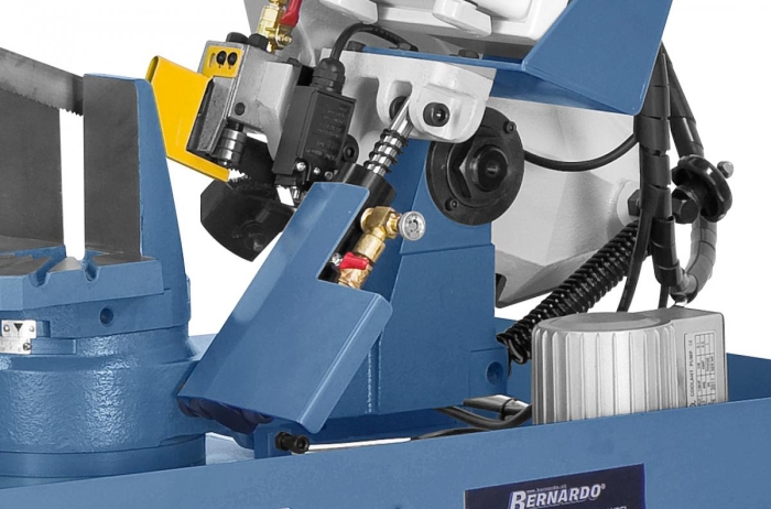 Für feinfühliges Absenken des Sägebügels serienmäßig mit Hydraulikzylinder ausgestattet.