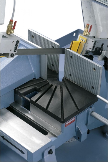 Schnellspannschraubstock zum Doppelgehrungsschneiden verschiebbar. 