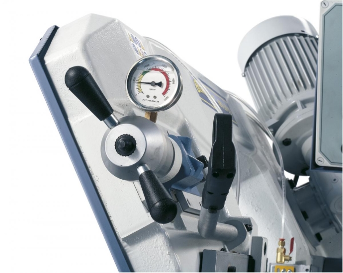 Kontrolle der Sägebandspannung mittels Manometer.