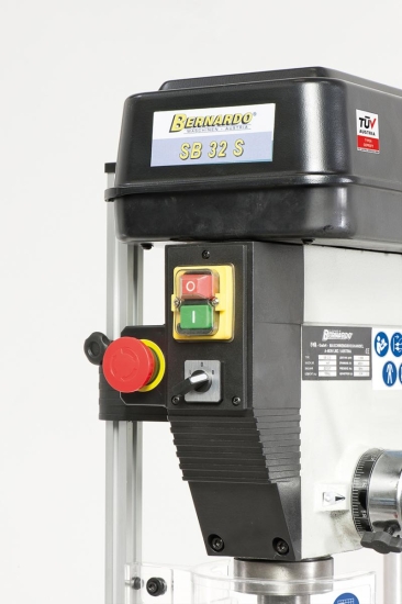 Alle Schaltelemente sind bedienungsfreundlich am Maschinenkopf angebracht