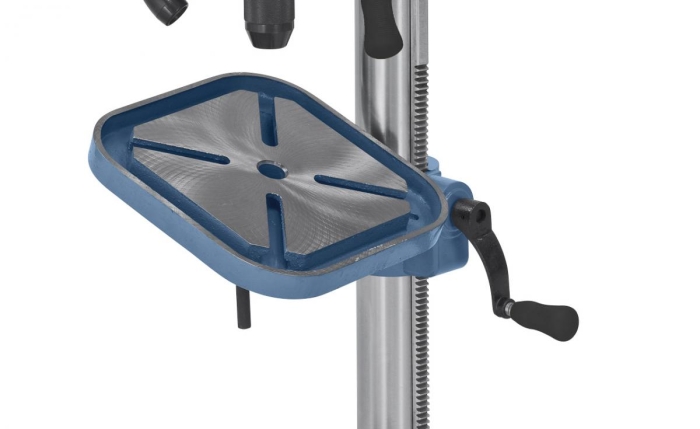 Der Arbeitstisch mit diagonal verlaufenden T-Nuten ist von -45° bis +45° schwenkbar