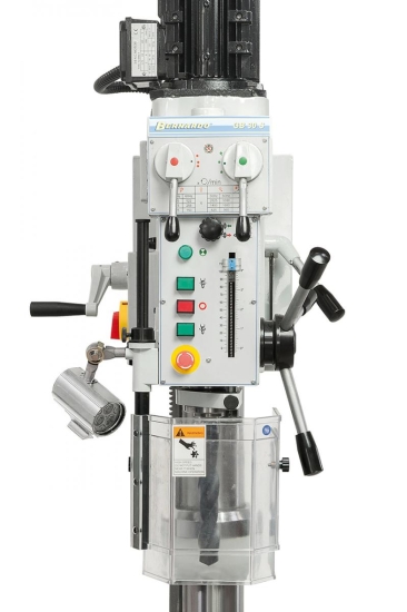 Übersichtlich angebrachte Schalt- und Bedienelemente an der Vorderseite der Maschine. 