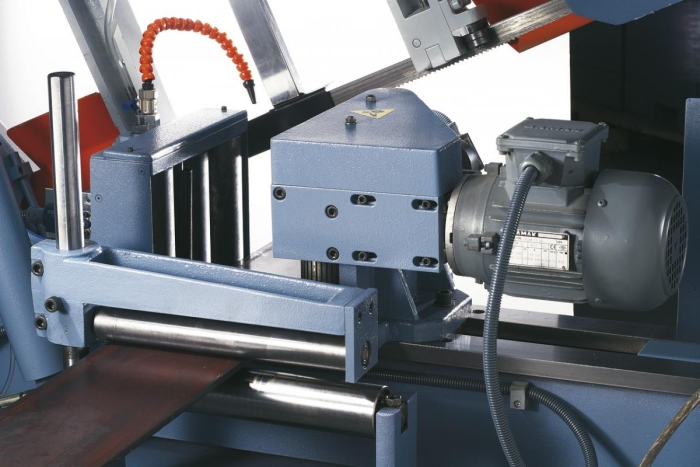 Der Schraubstock ist serienmäßig mit motorisch angetriebenen Rollen für den Werkstückvorschub ausgestattet. 