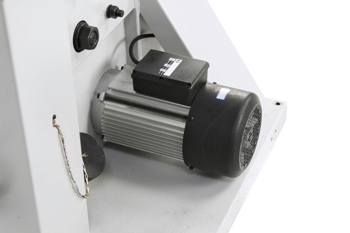 Durchzugsstarker Antriebsmotor auch bei längerem Betrieb, optimale Späneabfuhr durch den Absaugstutzen diam. 100 mm.
