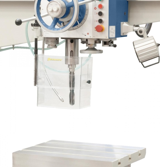 Präzisionsgelagerte Spindel für exakte Arbeitsergebnisse, Würfeltisch und Kühlmitteleinrichtung im Lieferumfang enthalten.