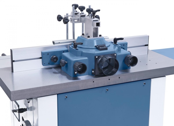 Die Aluminium-Anschlagschienen können schnell und einfach auf das jeweilige Fräswerkzeug eingestellt werden und sind zusätzlich mit einer Feineinstellung ausgestattet.