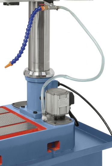 Handgeschabte Bodenplatte, serienmäßig mit integrierter Kühlmittelpumpe.