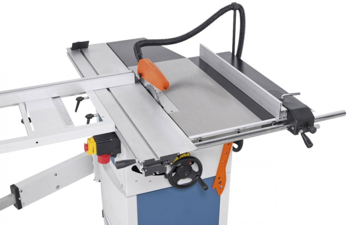 Großdimensionierter Arbeitstisch und serienmäßige Tischverbreiterung für Schnittbreiten bis 610 mm.