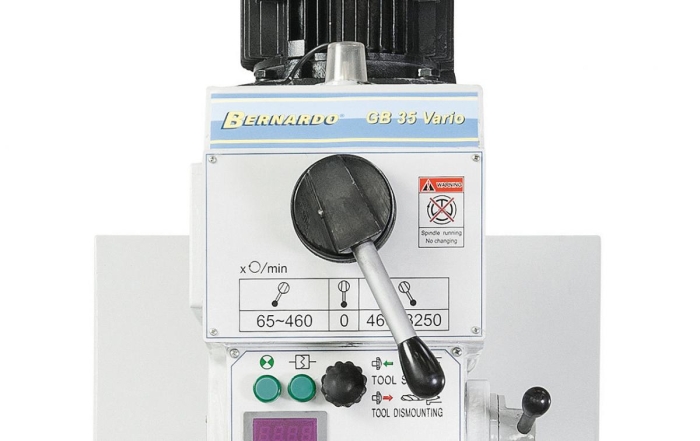 Einfache Vorwahl der Getriebestufe mittels Vorgelege, Einstellen der gewünschten Drehzahl mittels Potentiometer