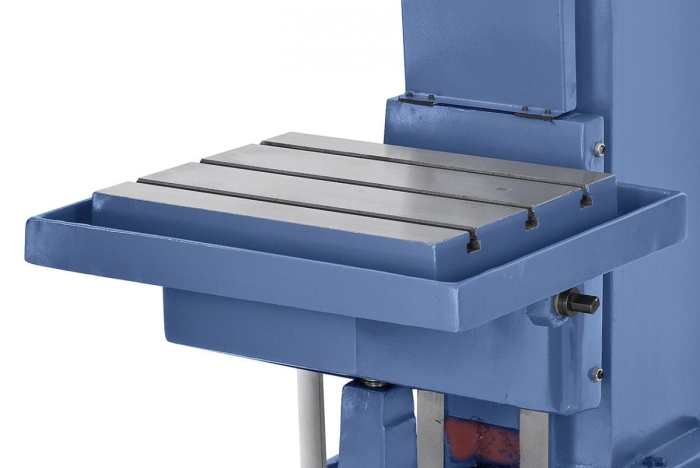 Massiver großer Arbeitstisch, präzise oberflächenbearbeitet.